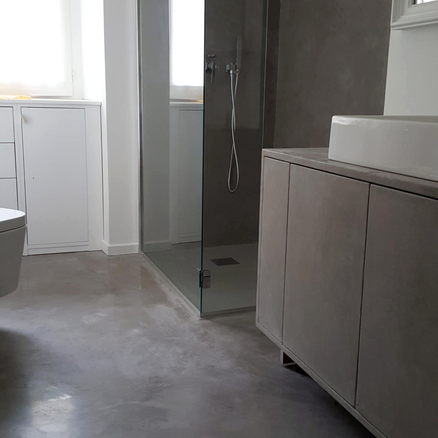 dopo bagno con doccia e mobile in microtopping