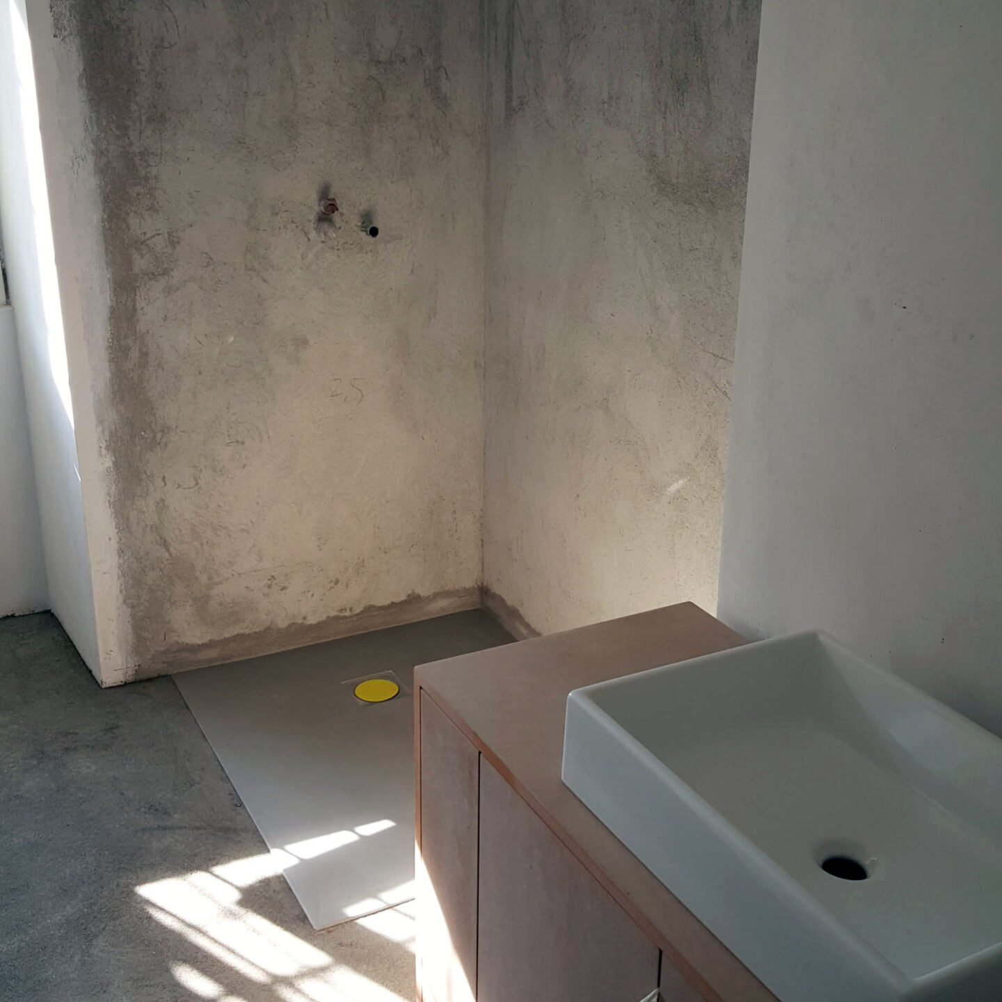 prima bagno con doccia e molile