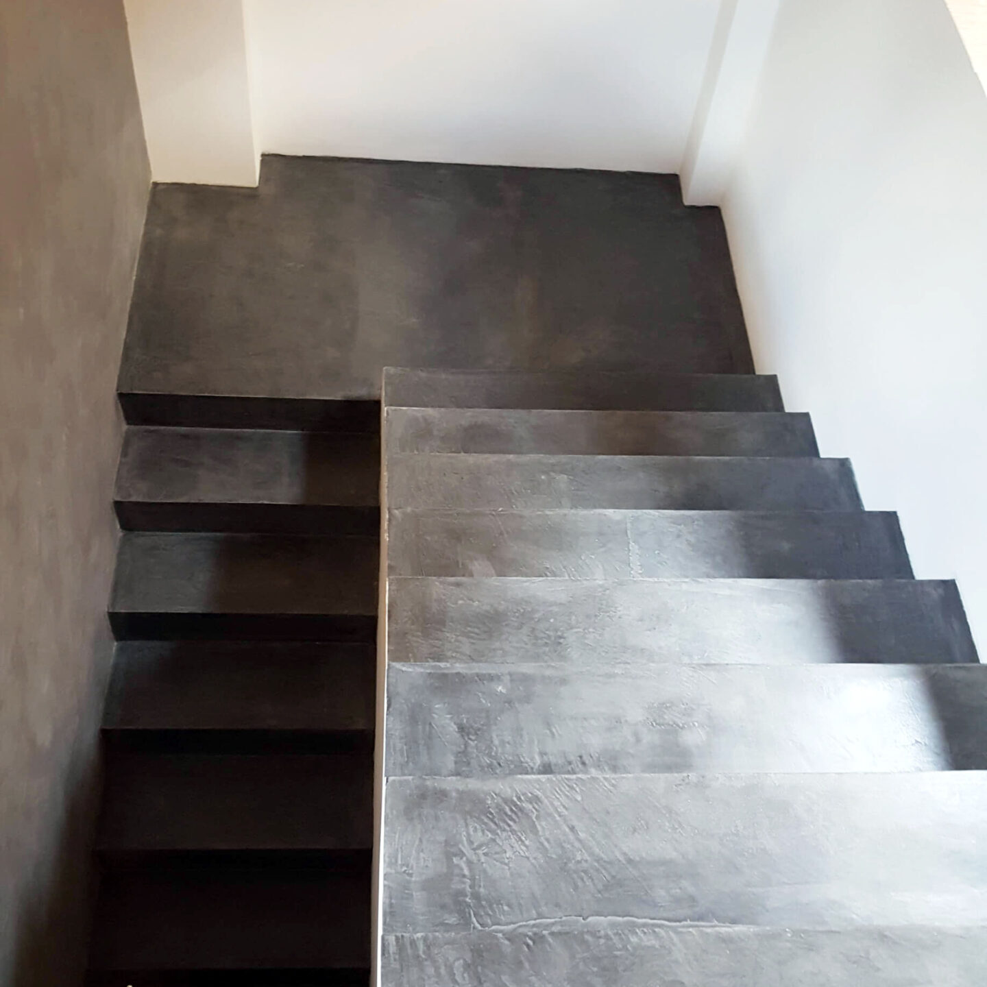 realizzazione scala con microtopping colore nero